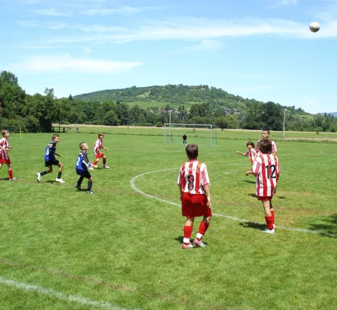 Kinder spielen Fussball