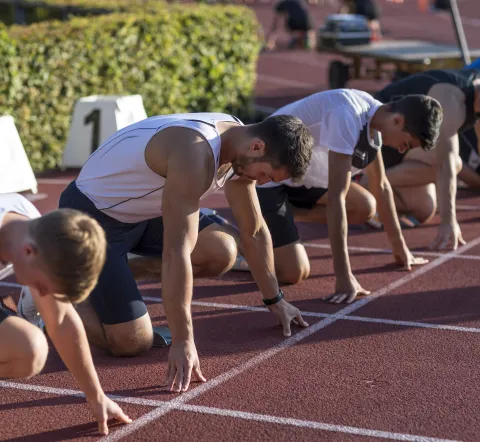 Männer in Position für Laufstart