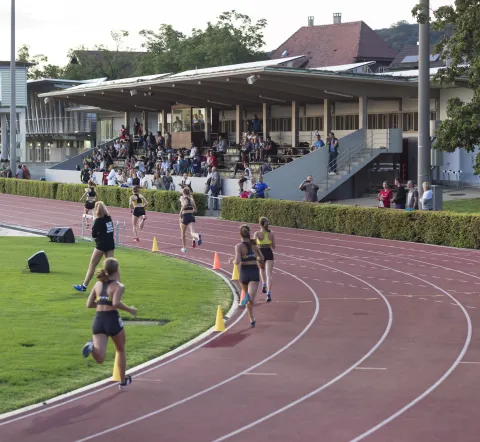 Männer rennen auf Bahn in Grendelmatte