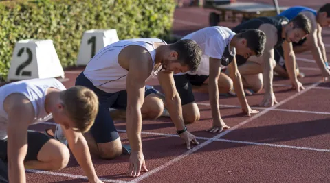 Männer in Position für Laufstart